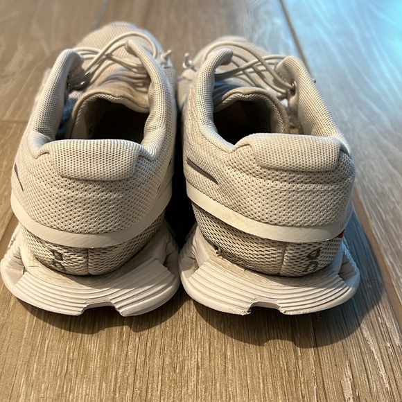 On CLOUD | Well-loved On Cloud Gym Shoes | Box Included | White | Size 7.5 - Picture 5 of 7